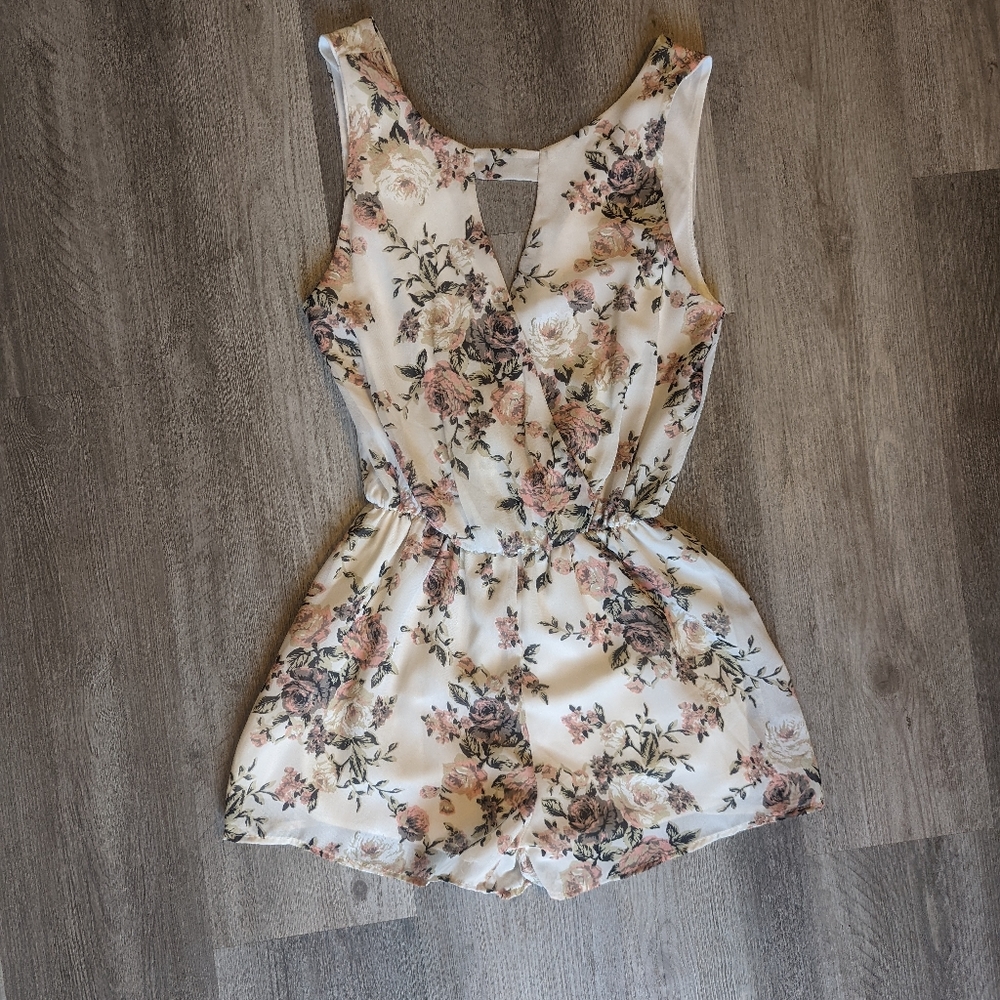 Akira Chicago Red Label Floral Romper/Shorts Size Small